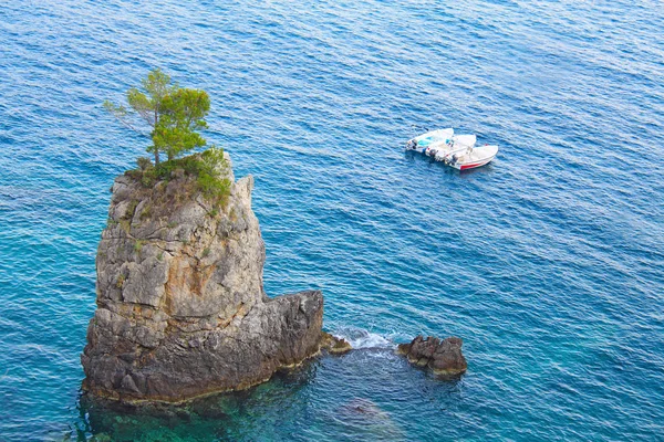 Rock i havet och båtar på Anchor — Stockfoto