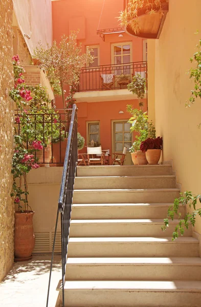 Fotoğraf Yunanistan'da yapılmış. Merdiven ve çiçeklerile Yunanistan'da Veranda
