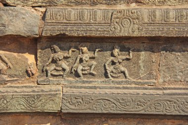 Hampi Tapınakları'nın duvarlarında taş kabartmalar. Oyma taş bir