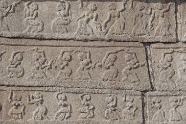 Hampi Tapınakları'nın duvarlarında taş kabartmalar. Oyma taş bir