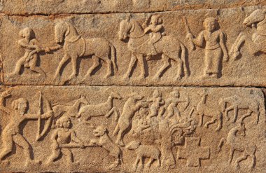 Hampi Tapınakları'nın duvarlarında taş kabartmalar. Oyma taş bir
