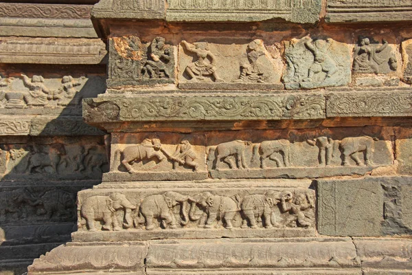 Stenen bas-reliëfs op de muren in tempels Hampi. Carving steen a — Stockfoto