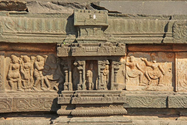 Baixo-relevos de pedra nas paredes em Templos Hampi. Esculpir pedra um — Fotografia de Stock