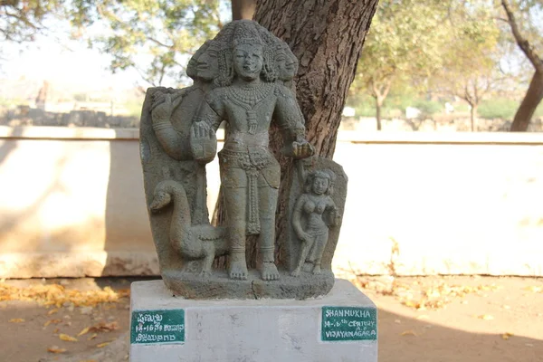 Brahma Stone en el museo al aire libre en Hampi, India. Sculp de piedra — Foto de Stock