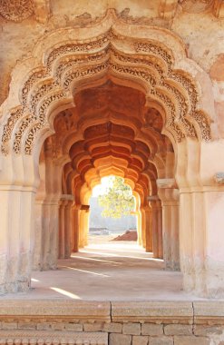 Hampi Lotus Mahal Tapınağı, Karnataka, Hindistan. Güzel oyulmuş 