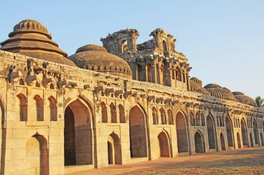 Fil Ahırları. Kraliyet filleri için garaj veya park yeri. Hampi M