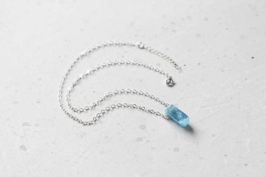 Gümüş zincirde kristal mavi su deniz ürünleri. Kolye aquamar