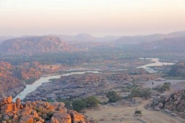 Hampi köyünde Tungabhadra nehri. Büyük taş. Tropikal e