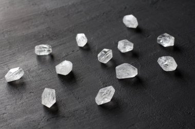 Taş rhinestone. Doğal şeffaf taşlar siyah bir modda yatıyor