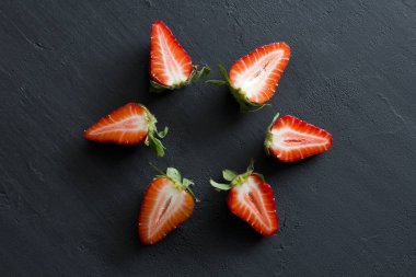 Çok Yarım çilek, kesilmiş kırmızı güzel çilek yakın çekim, o