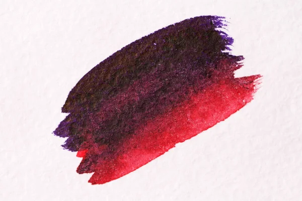 Vermelho, Lilac acidente vascular cerebral com um pincel feito de aquarelas. Papel backgr — Fotografia de Stock