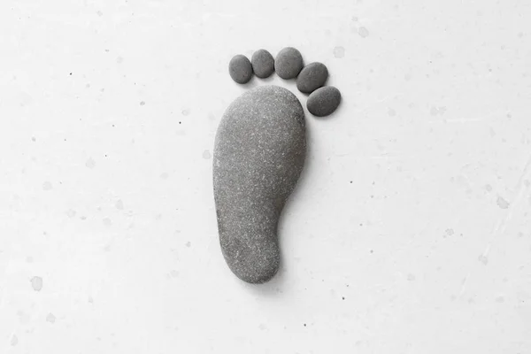 돌로 만든 발자국. 행복한 발. 풋프처럼 배치된 돌 — 스톡 사진
