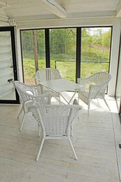 Fehér fonott bútor-székek, székek és asztal, egy fehér ro — Stock Fotó