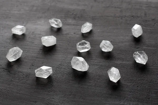 Pedra de strass. As pedras transparentes naturais estão em um modo preto — Fotografia de Stock