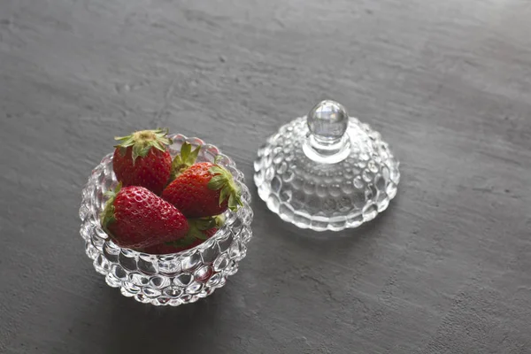 Hermosa fresa roja en un tazón redondo de vidrio. Fresas en un — Foto de Stock