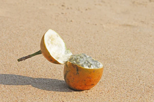 Una fruta de la pasión abierta naranja con semillas. Primer plano de la fruta de la pasión —  Fotos de Stock