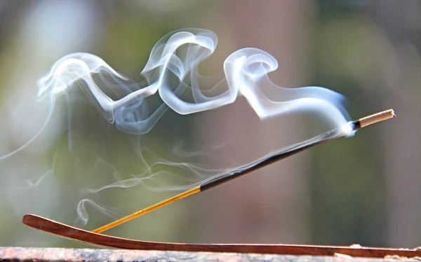 Varilla de incienso y humo de la quema de incienso. Hermoso humo. B) — Foto de Stock