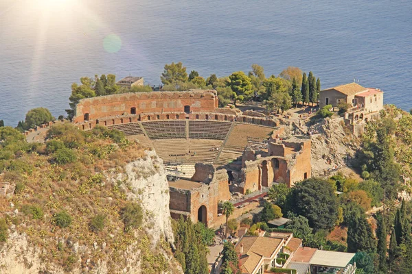 Vue sur la vieille ville de Taormine, la mer et le théâtre grec . — Photo