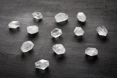 Taş rhinestone. Doğal şeffaf taşlar siyah bir modda yatıyor