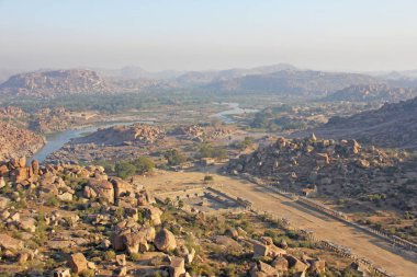 Matanga tepesinde Hampi'de gün doğumu. Yukarıdan, gökyüzünden görüntüle,