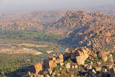 Hampi köyünde Tungabhadra nehri. Büyük taş. Tropikal e
