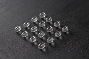 Taş rhinestone, kaya kristali. Doğal şeffaf taşlar yalan o