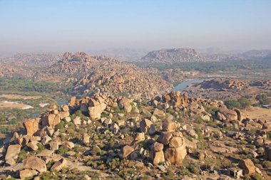 Hampi köyünde Tungabhadra nehri. Büyük taş. Tropikal e