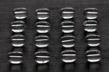 Taş rhinestone, kaya kristali. Doğal şeffaf taşlar yalan o