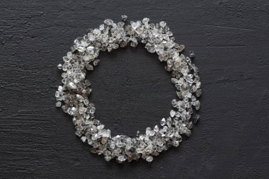 Siyah bir arka plan üzerinde dağınık elmas. Ham elmas ve minin