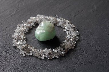 Siyah bir arka plan üzerinde dağınık elmas. Ham elmas ve minin