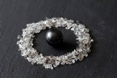 Siyah bir arka plan üzerinde dağınık elmas. Ham elmas ve minin