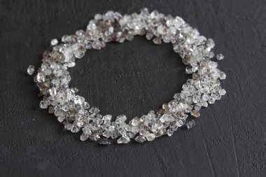 Siyah bir arka plan üzerinde dağınık elmas. Ham elmas ve minin