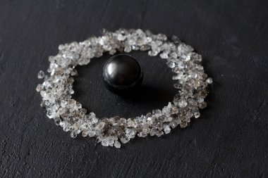 Siyah bir arka plan üzerinde dağınık elmas. Ham elmas ve minin