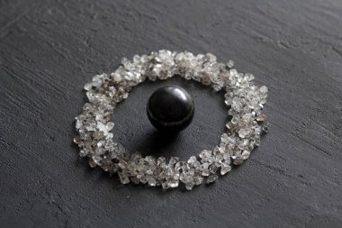 Siyah bir arka plan üzerinde dağınık elmas. Ham elmas ve minin