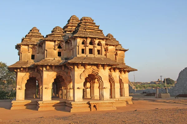 Lotus Mahal Temple em Hampi, Karnataka, Índia. Bonito esculpido — Fotografia de Stock