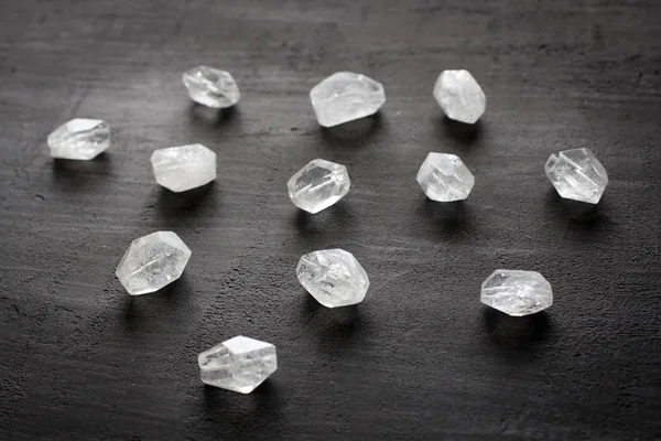 Pedra de strass. As pedras transparentes naturais estão em um modo preto — Fotografia de Stock