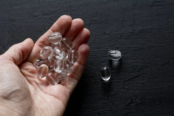 Diamante de imitación de piedra, cristal de roca se encuentra en la mano de una mujer. Natural t —  Fotos de Stock