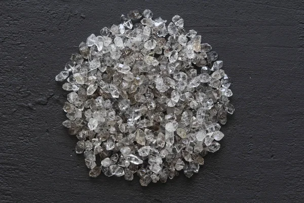 Diamantes dispersos sobre fondo negro. Diamantes en bruto y minin —  Fotos de Stock