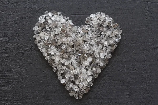 Coração de pedras, amor. Diamantes espalhados no fundo preto. R — Fotografia de Stock