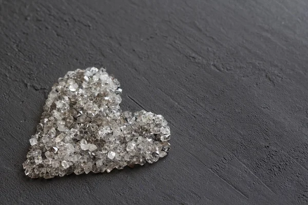 Szív a kövek, a szeretet. Fekete alapon gyémánt szétszórva. R — Stock Fotó