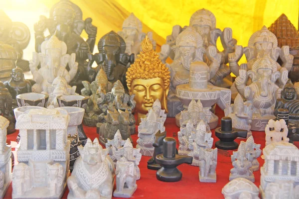 Figra es una buda dorada y figuras de otros dioses, Ganesha. Ind — Foto de Stock
