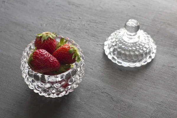 Hermosa fresa roja en un tazón redondo de vidrio. Fresas en un — Foto de Stock