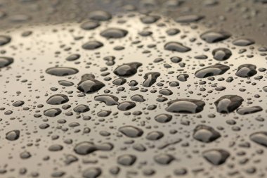 Arabanın Kaputuna Yağmur damlaları veya Su Damlaları. Yağmur Damlaları o