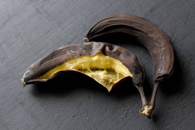 Çürümüş çürümüş meyveler, muzlar. Siyah bir siyah muz 