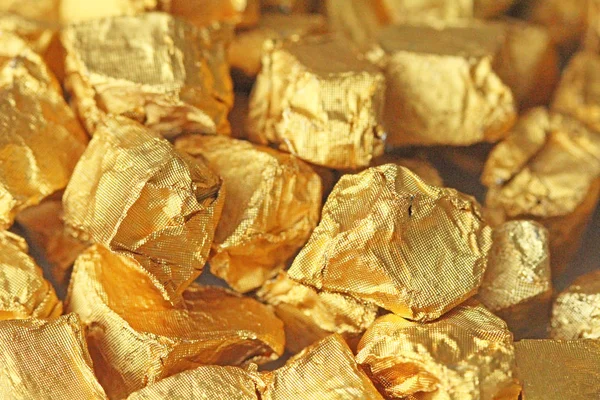 Fondo dorado. Ingots or Nuggets of Pure Gold. Hoja de oro. Te... —  Fotos de Stock