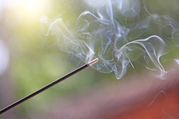 Varilla de incienso y humo de la quema de incienso. Hermoso humo. B) — Foto de Stock