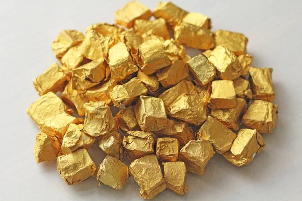 Ingots or Nuggets of Pure Gold. Hoja de oro. Resina de té Puer —  Fotos de Stock