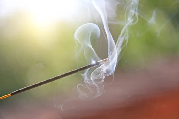 Kadidlo a kouř z spálení kadidla. Krásný kouř. B — Stock fotografie