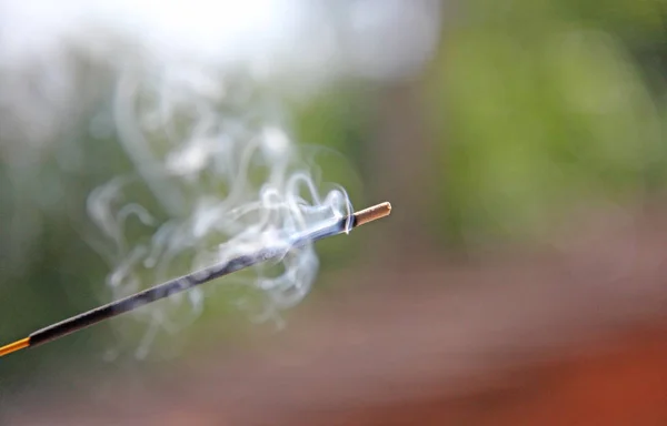 Incense stick and smoke from incense burning. Beautiful smoke. B — Stock Photo, Image