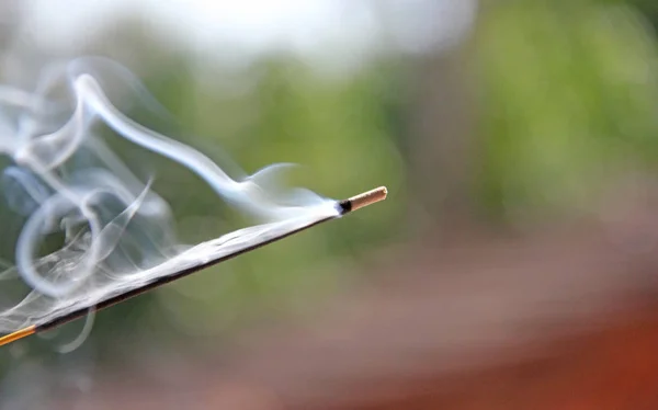 Rökelse Stick och rök från rökelse bränning. Vacker rök. B — Stockfoto